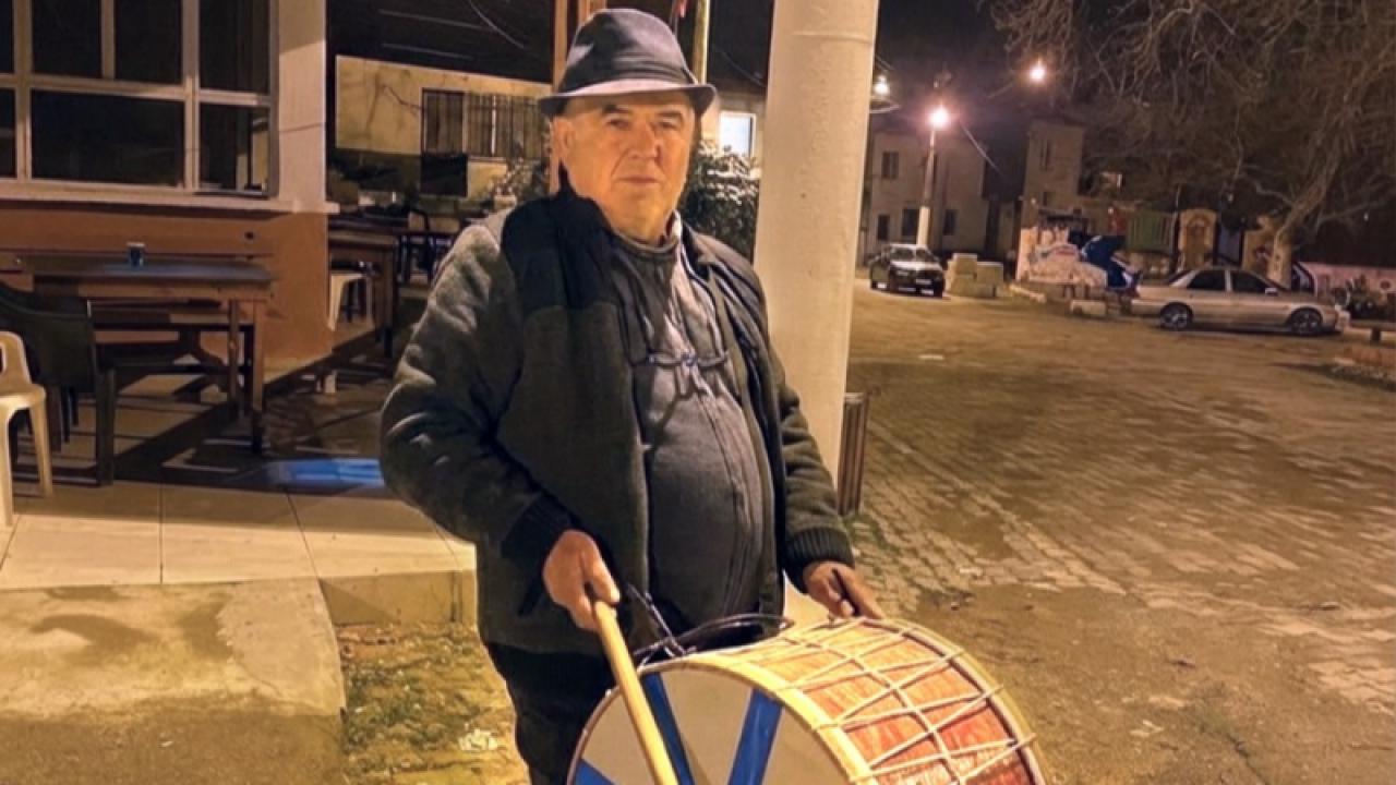 Şapkalı muhtar yine şapka çıkarttı: Davulcu bulamayan muhtar kendisi çalmaya başladı