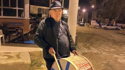 Şapkalı muhtar yine şapka çıkarttı: Davulcu bulamayan muhtar kendisi çalmaya başladı