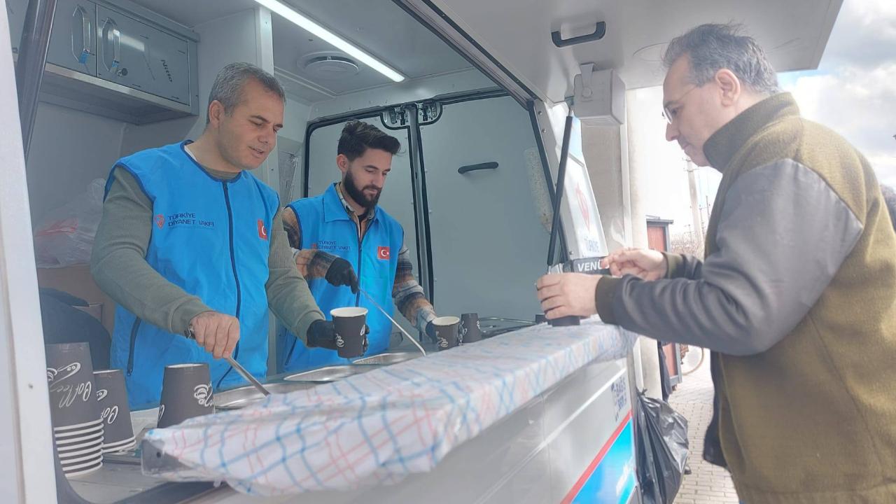 Sındırgı’da Vatandaşlara Mobil İkram Aracıyla Çorba Dağıtımı