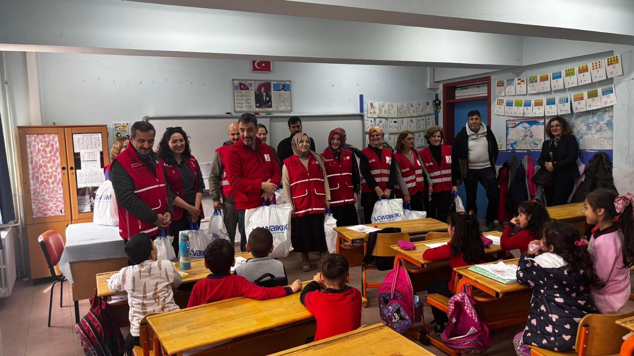 Türk Kızılay’ı Burhaniye'de 158 öğrenciyi sevindirdi