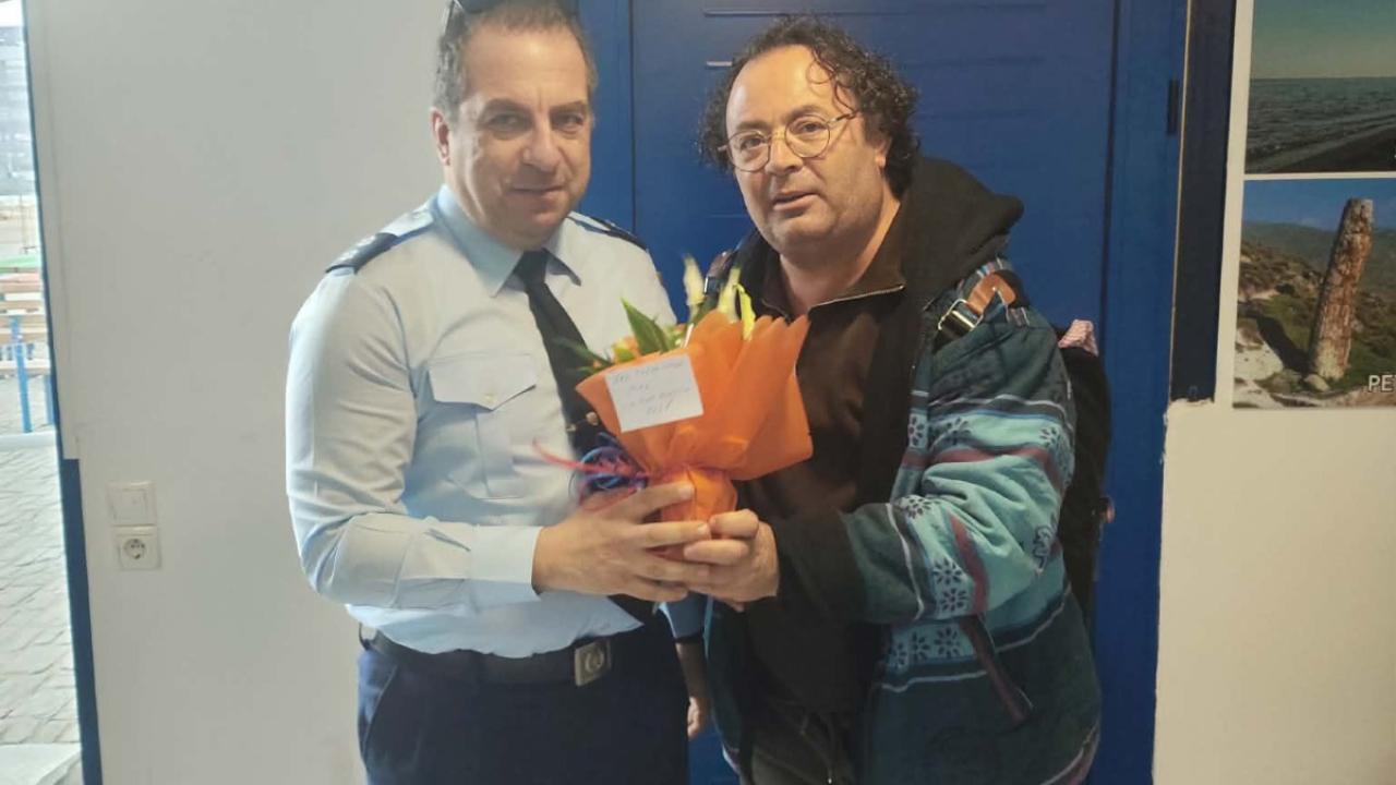 Türk turistlerden Yunanlı komisere çiçekli teşekkür