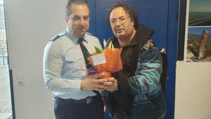 Türk turistlerden Yunanlı komisere çiçekli teşekkür