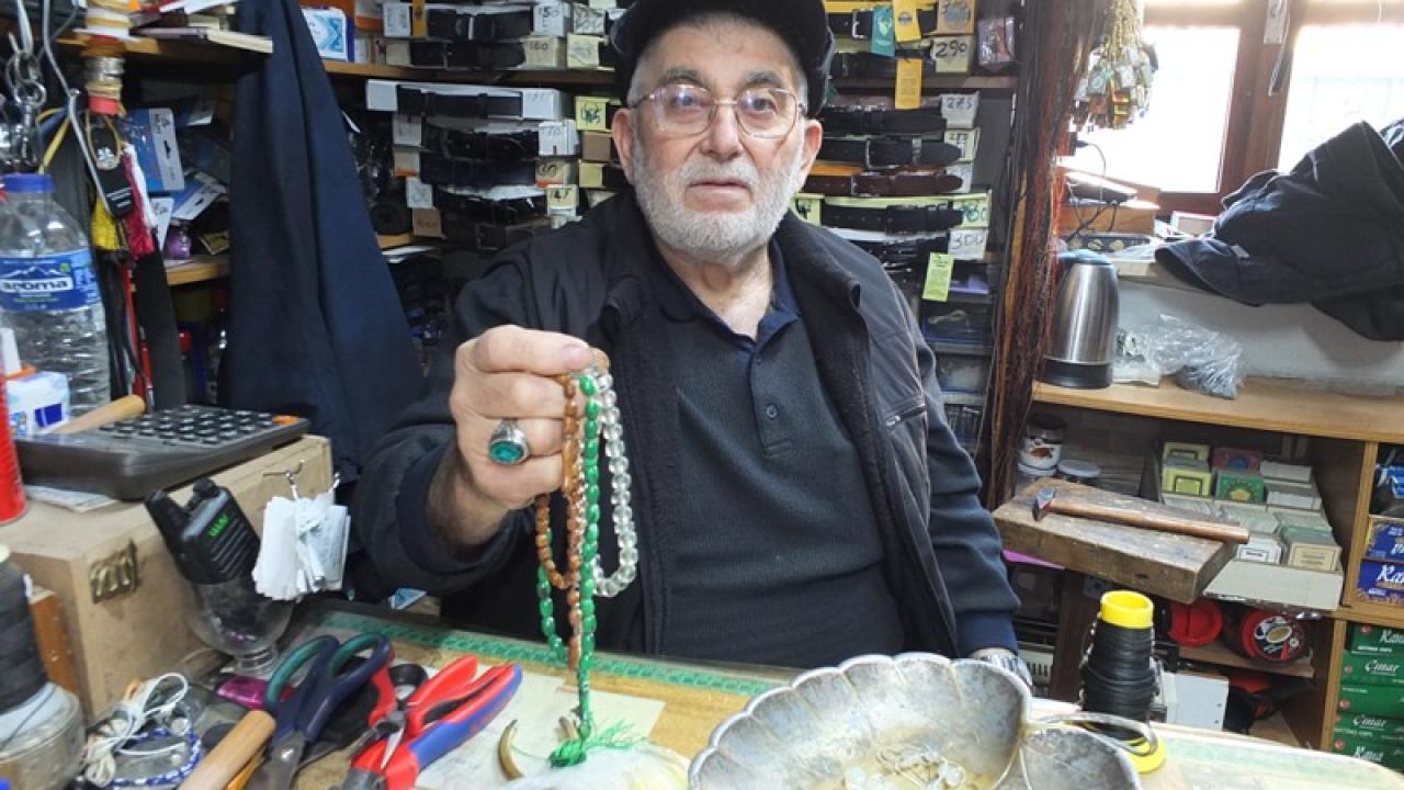 71 Yaşındaki Cevat Dede Tespih Dizerek Para Kazanıyor