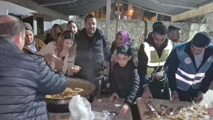 AK Parti Edremit teşkilatından kandil gecesinde helva ikramı