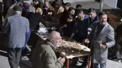 AK Parti Edremit teşkilatından kandil gecesinde helva ikramı