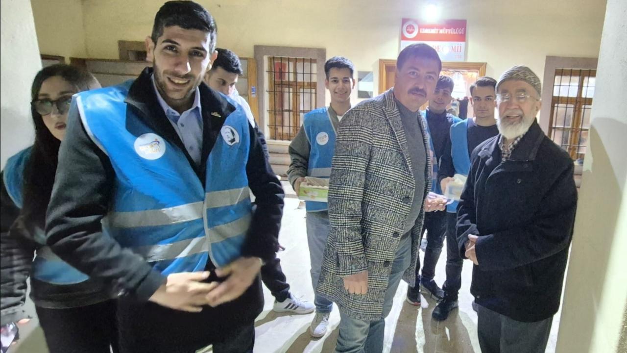 AK Parti Edremit teşkilatından kandil gecesinde helva ikramı