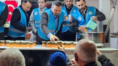 AK Parti İl Başkanı Aydemir Burhaniye de süt ikram etti