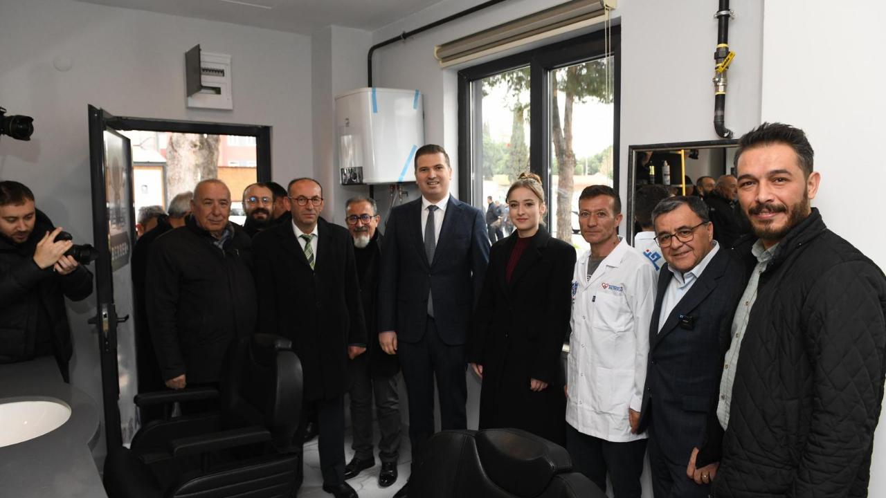 Altıeylül Belediyesi’nden Emeklilere “Halk Berberi” Hizmeti