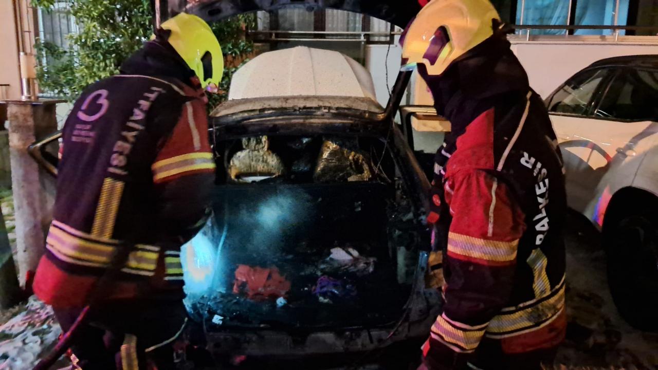 Altıeylül’de araç yangını