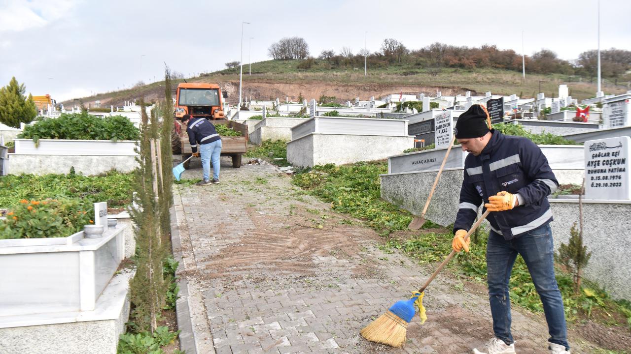 Altıeylül’de Bayram Öncesi Mezarlıklarda Yoğun Mesai