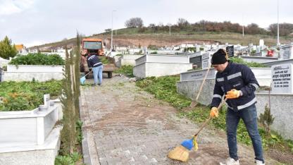 Altıeylül’de Bayram Öncesi Mezarlıklarda Yoğun Mesai