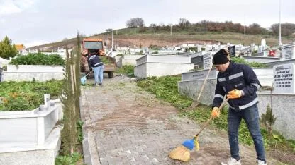 Altıeylül’de Bayram Öncesi Mezarlıklarda Yoğun Mesai