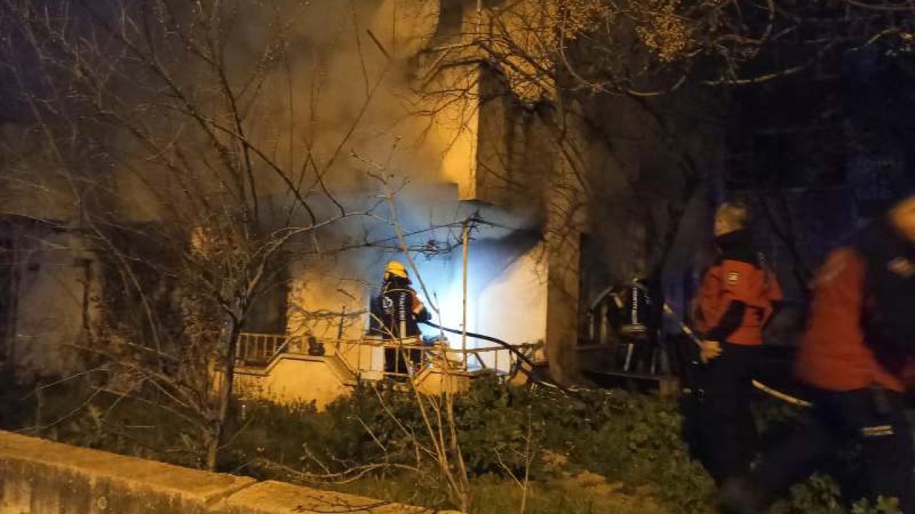 Altıeylül’de dumanlı gece 2 katlı binada yangın