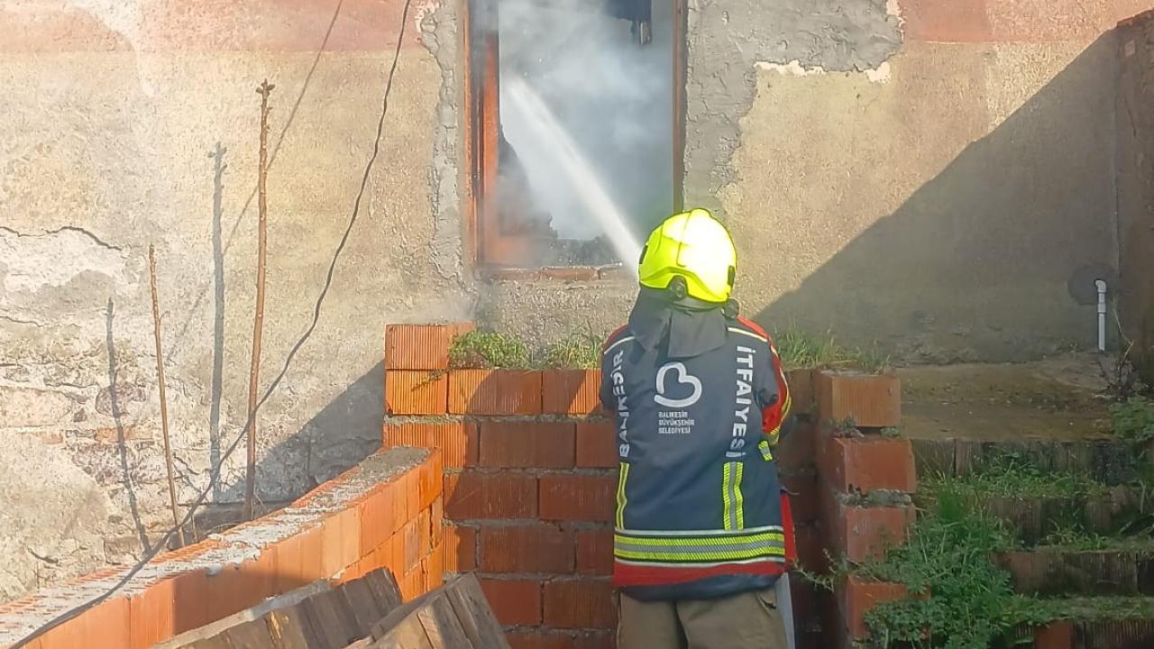 Altıeylül’de Ev Yangını: Binadan Dumanlar Yükseldi