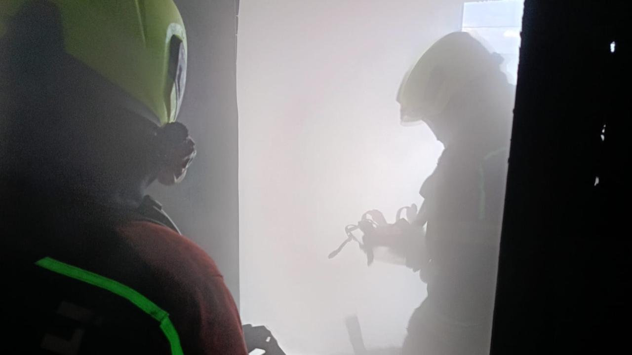 Altıeylül’de korkutan ev yangını