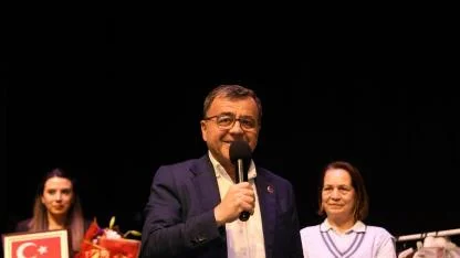 Altıeylül’de Tiyatro Dolu Gece