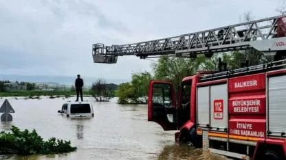 Araç üstüne çıkarak hayata tutundu