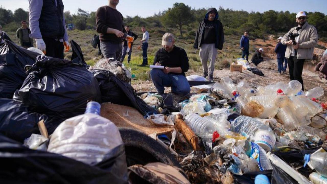 Ayvalık’ta çevre gönüllülerinden anlamlı deniz temizliği