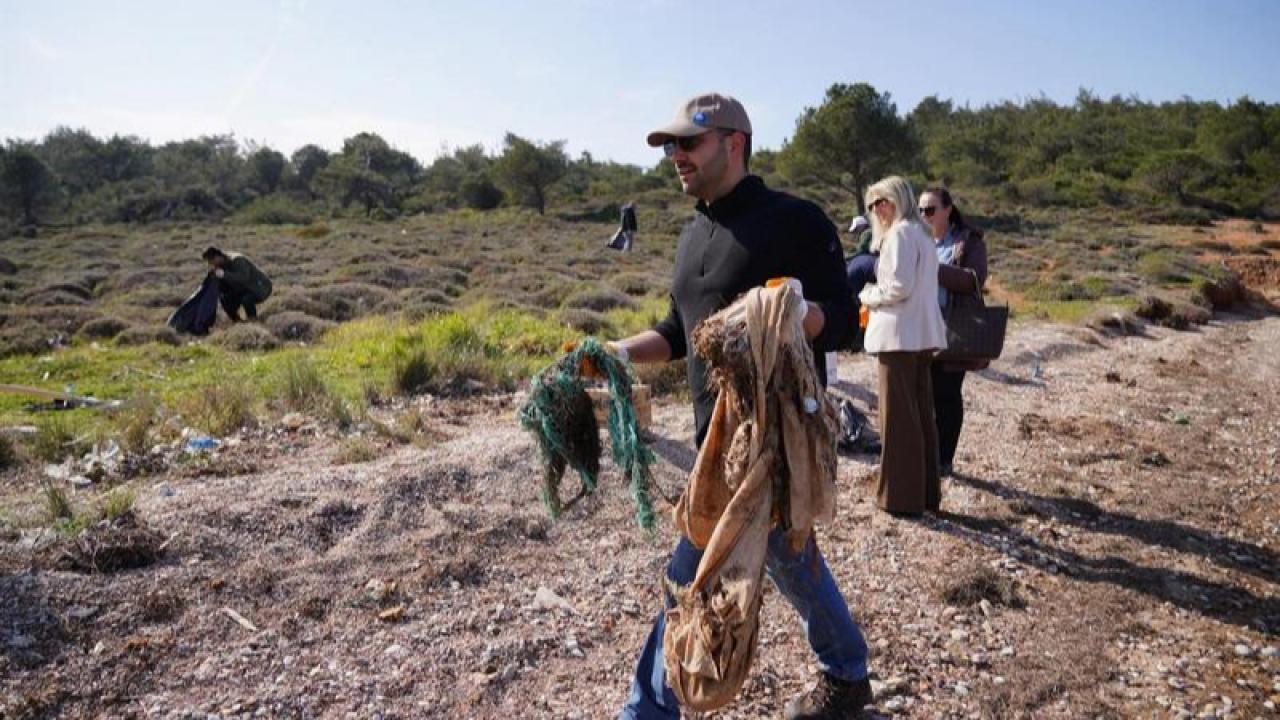 Ayvalık’ta çevre gönüllülerinden anlamlı deniz temizliği