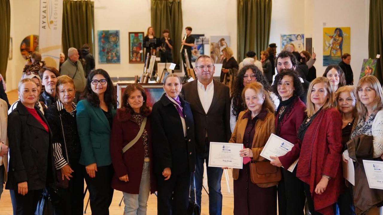 Ayvalık’ta “Kadın Gözüyle Bir Renkte Direnç” sergisi açıldı