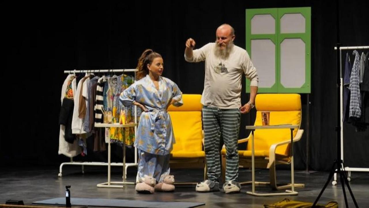 Ayvalık’ta kültür sanat akşamı: “Hangisi Gerçek?” oyunu büyük ilgi gördü