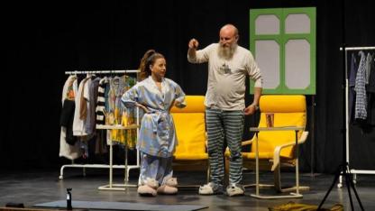 Ayvalık’ta kültür sanat akşamı: “Hangisi Gerçek?” oyunu büyük ilgi gördü