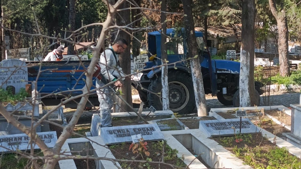 Ayvalık’ta Mezarlıklar Bayram Ziyaretlerine Hazırlandı...