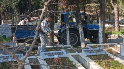 Ayvalık’ta Mezarlıklar Bayram Ziyaretlerine Hazırlandı...