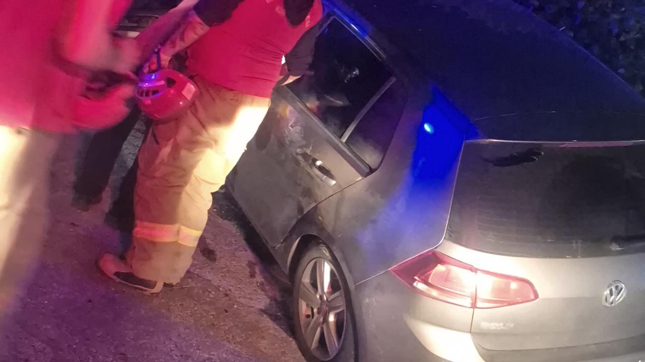 Ayvalık’ta otomobil yol kenarındaki çalılıklara girdi: 1 yaralı