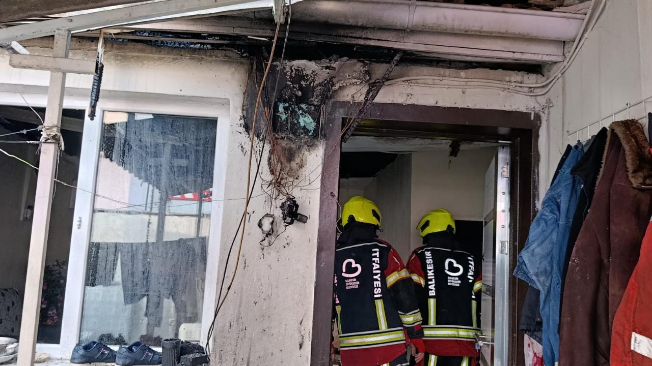 Balıkesir Altıeylül'de korkutan çatı yangını