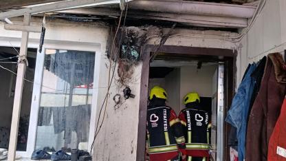 Balıkesir Altıeylül'de korkutan çatı yangını