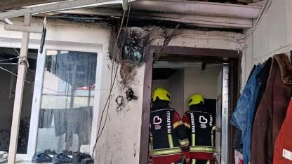 Balıkesir Altıeylül'de korkutan çatı yangını