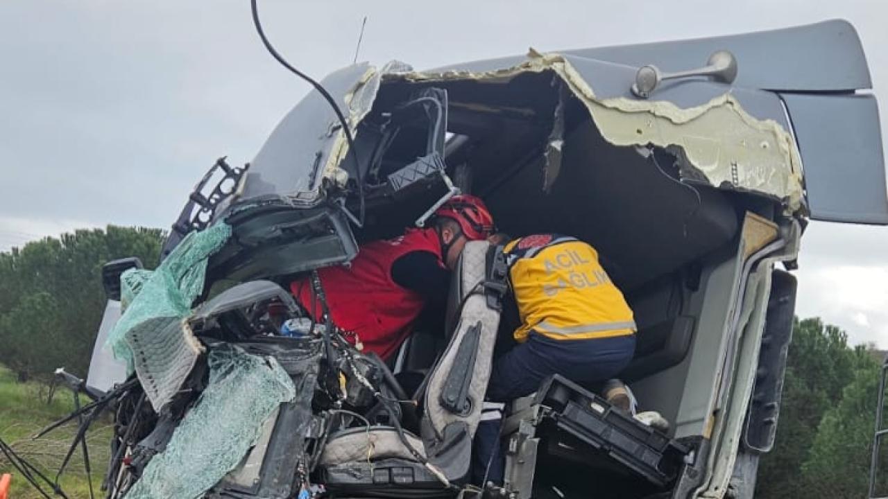 Balıkesir-Susurluk yolunda korkutan kaza: Tır sürücüsü ağır yaralı