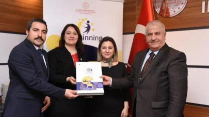Balıkesir'de 10 Okula Uluslararası Prestij: eTwinning Okul Etiketi Belgeleri Takdim Edildi