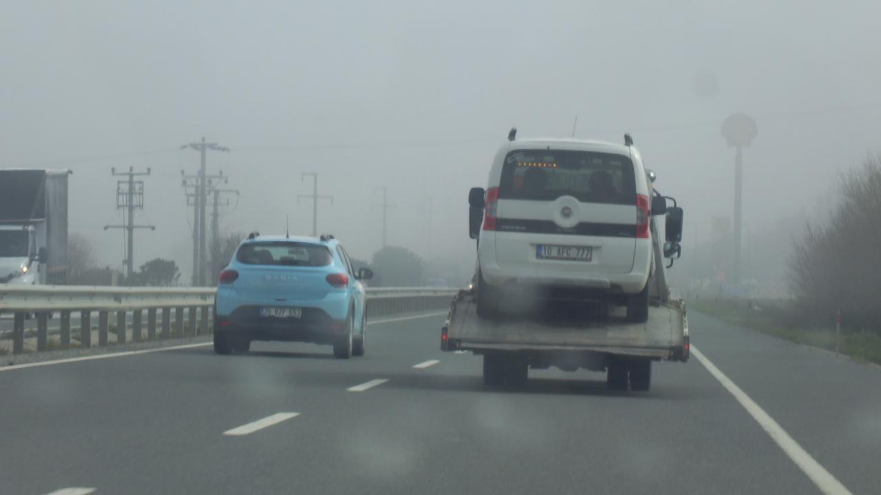 Balıkesir’de yoğun sis sürücülere zor anlar yaşatıyor