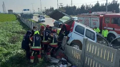 Bandırma'da Ticari Araç Beton Korkuluklara Çarptı: 2 Yaralı