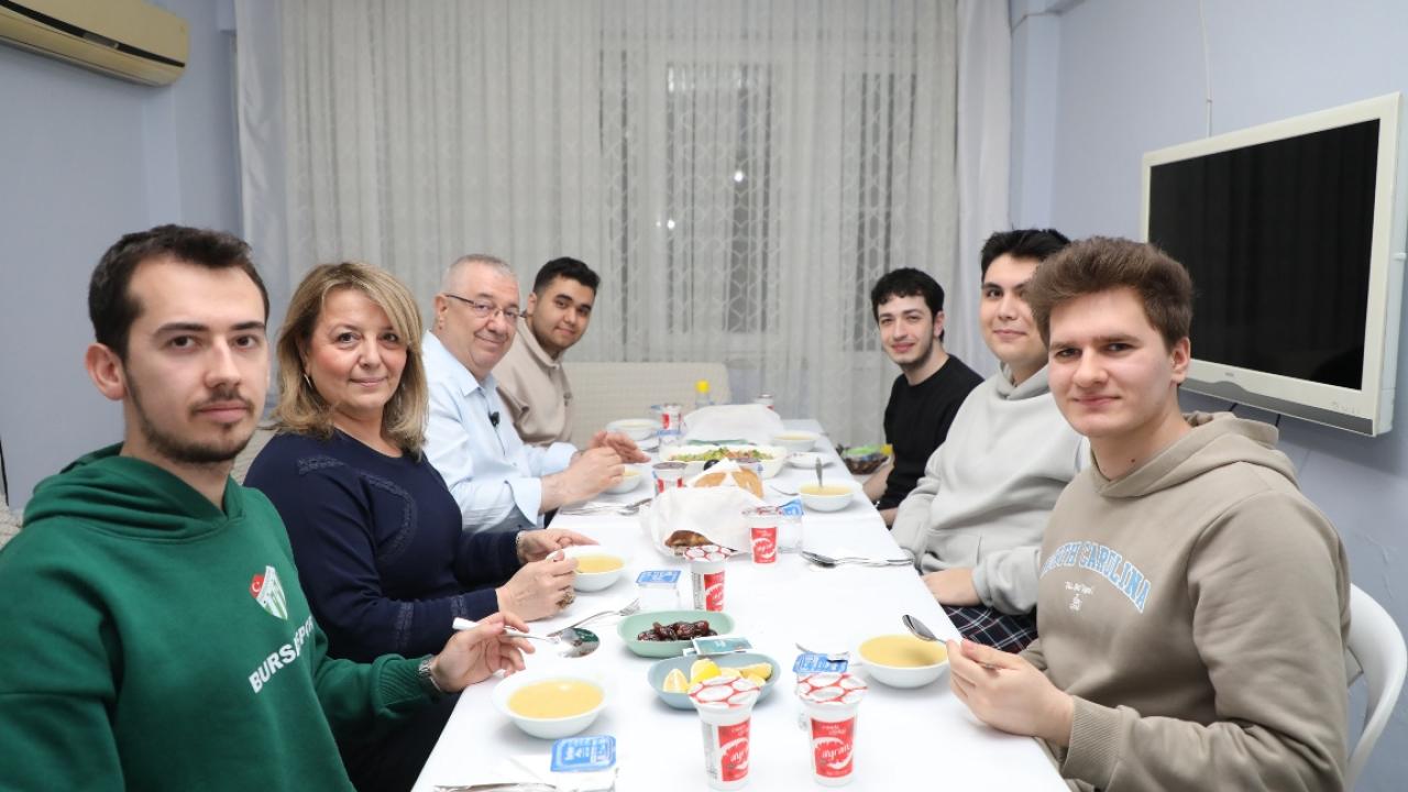 Başkan Ertaş üniversite öğrencilerinin iftar sofrasına konuk oldu