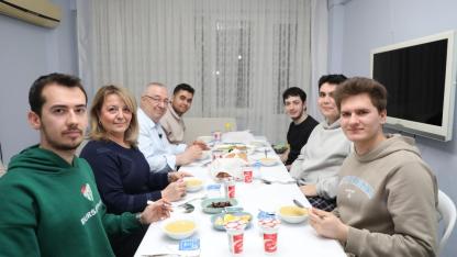 Başkan Ertaş üniversite öğrencilerinin iftar sofrasına konuk oldu