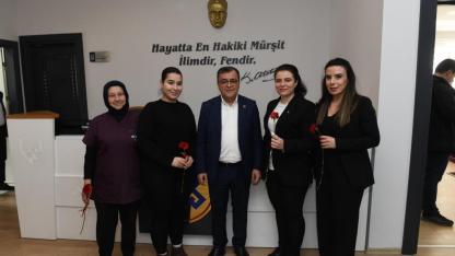 Başkan Şehirli kadın personelin 8 Mart’ını karanfille kutladı