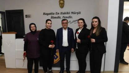 Başkan Şehirli kadın personelin 8 Mart’ını karanfille kutladı