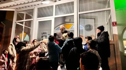 Bigadiç’te camiye gelen çocukların top sevinci