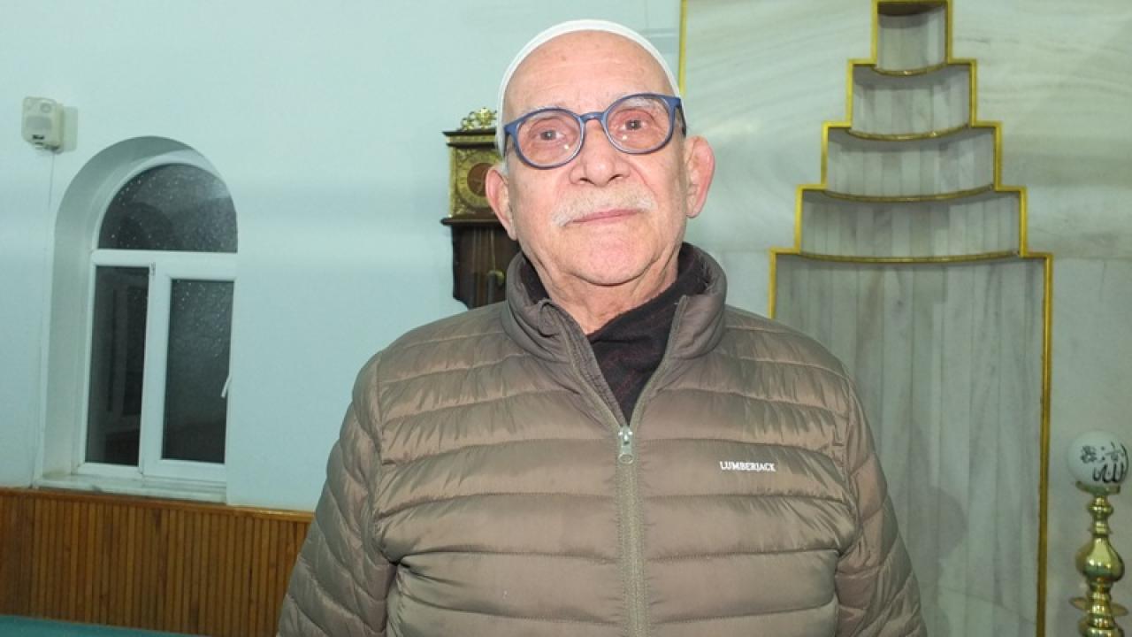 Bu camide imamlar ve müezzinler değişiyor, ama o değişmiyor!