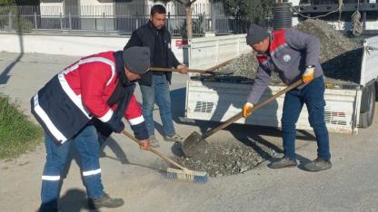 Burhaniye Belediyesi fen işleri ekipleri çalışmalarını aralıksız sürdürüyor