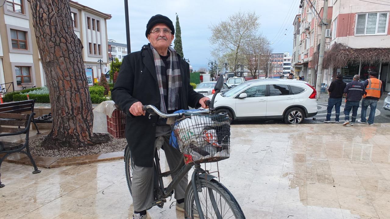 Burhaniye’de 81 yaşındaki Hüseyin Dede her yere bisikletle gidiyor