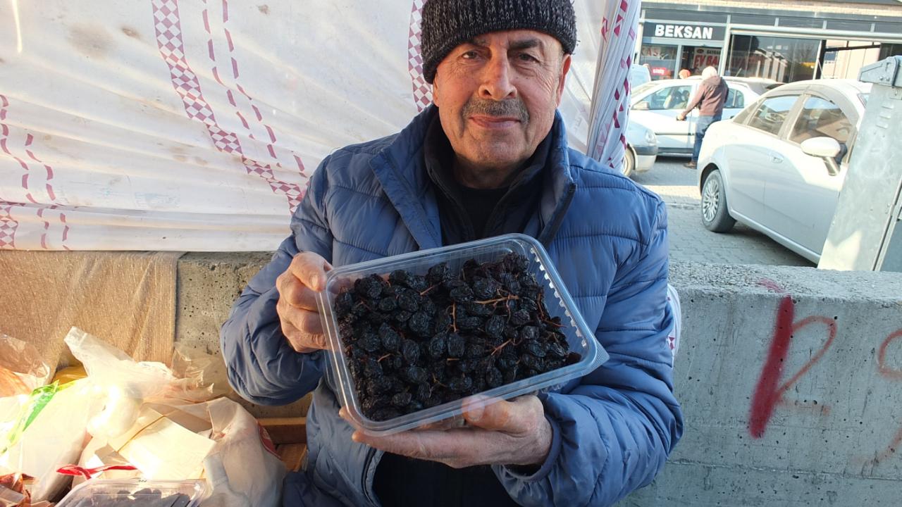 Burhaniye’de Çekirdekli Siyah Kan Üzümü ilgi gördü