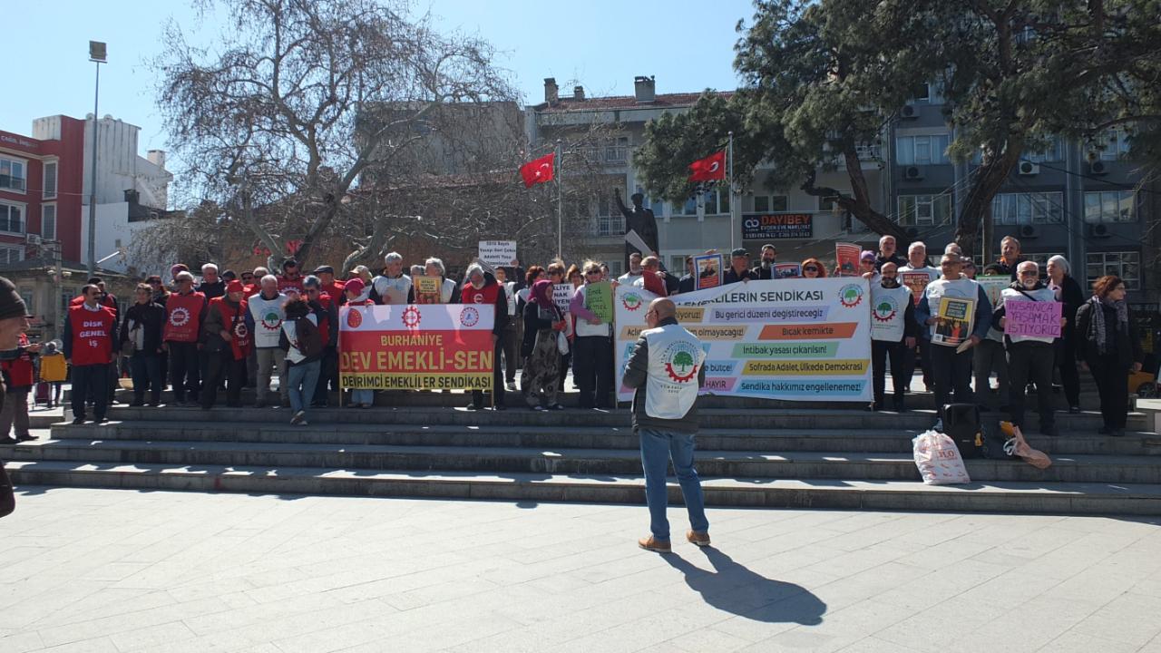 Burhaniye’de emekliler en düşük emekli aylığının yeni işe başlayan memur maaşına eşitlenmesini istedi