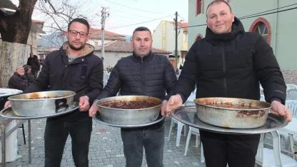 Burhaniye'de geleneksel köy iftarı yüzlerce vatandaşı buluşturdu