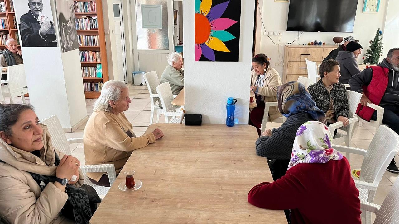 Burhaniye’de Halk İnisiyatifinden huzurevi ziyareti