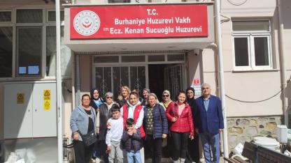 Burhaniye’de huzurevindeki yaşlıları sevindirdiler