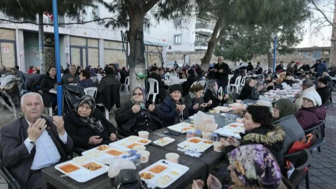 Burhaniye’de iki mahallenin iftarı yüzlerce vatandaşı buluşturdu